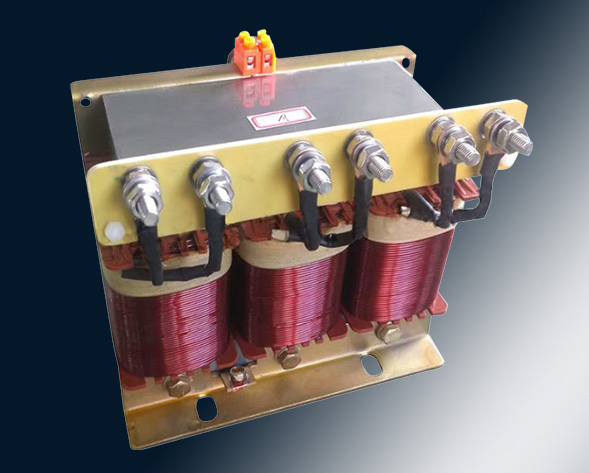 TKSG/TKDG濾波電抗器通過(guò)的是交流電流，它與濾波電容器串聯(lián)使用，組成諧振電路，使其在規(guī)定的頻率點(diǎn)上諧振，濾指定的高次諧波；同時(shí)還可實(shí)玖電力系統(tǒng)的無(wú)功補(bǔ)償和…