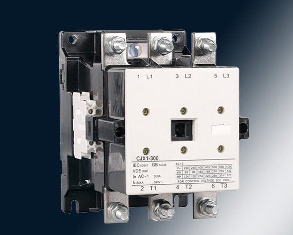 CJX1交流接觸器適用于交流50Hz或60Hz、電壓至690V、電流至475A的電力線(xiàn)路中，供遠(yuǎn)距離頻繁起動(dòng)和控制電動(dòng)機(jī)及接通與分?jǐn)嚯娐?。?jīng)加裝機(jī)械聯(lián)鎖機(jī)構(gòu)后組…